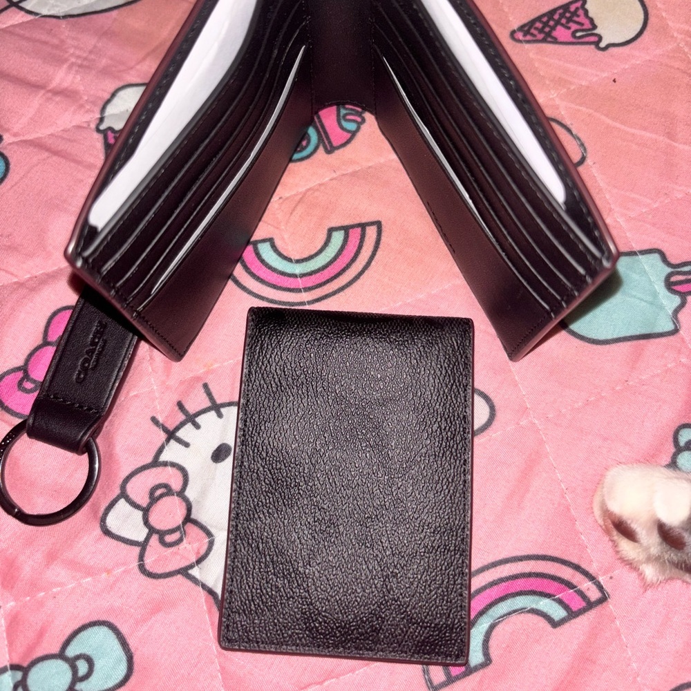 It’s a coach wallet for mans, color black and comes with a keychain